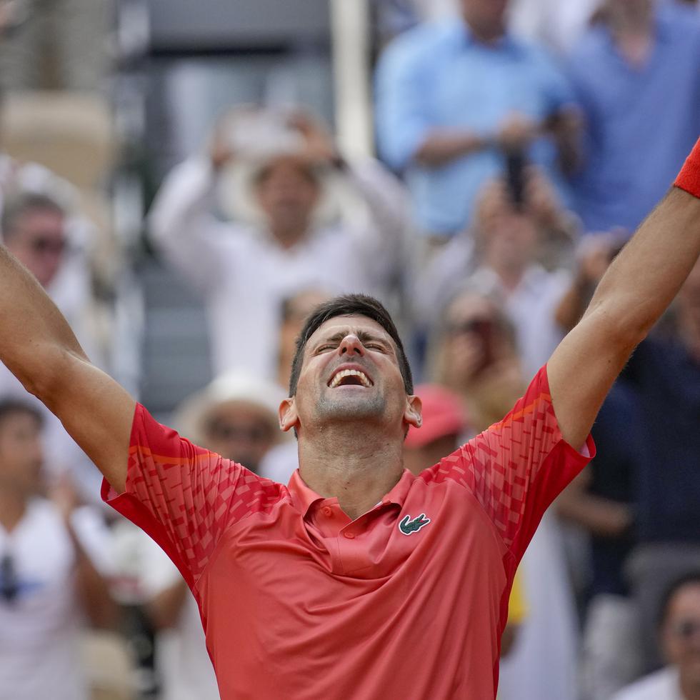 Novak Djokovic celebra tras conseguir el punto final que le dio la victoria sobre Casper Ruud en la final del Abierto de Francia.