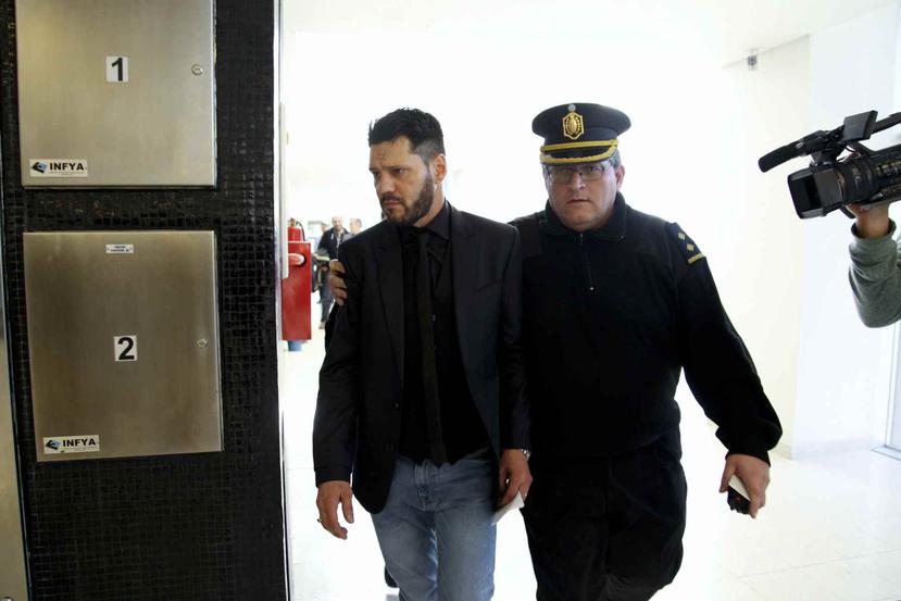 Matías Messi es escoltado del Centro Judicial Criminal de Rosario. (AP)