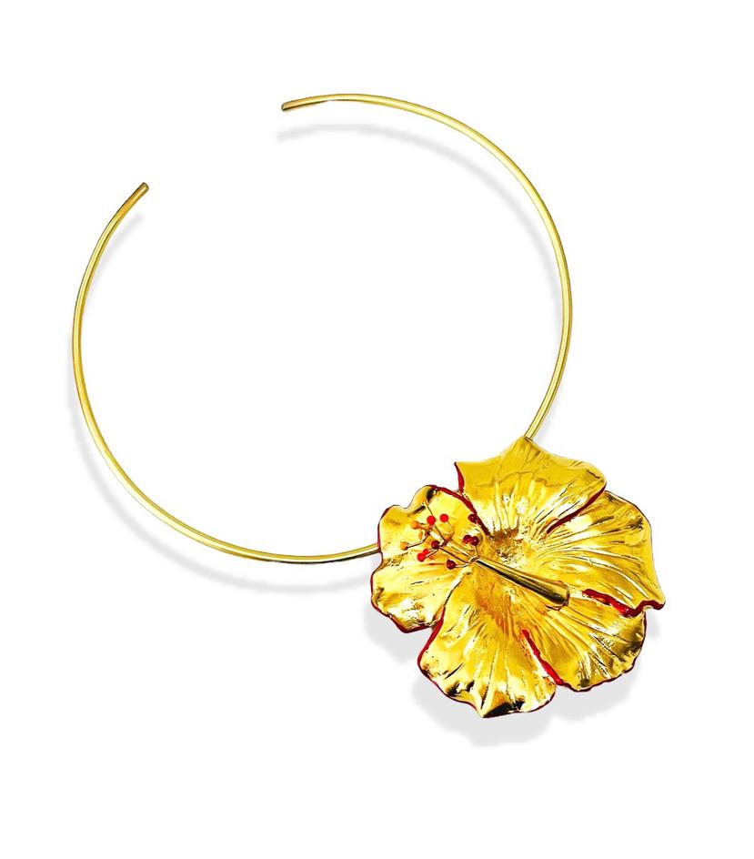 Colgante/broche de la flor de maga y banda tipo gargantilla ajustable, de Grace González Jewelry. La pieza, diseñada y pintada a mano con esmalte, está hecha en brass con oro mate de 18K.