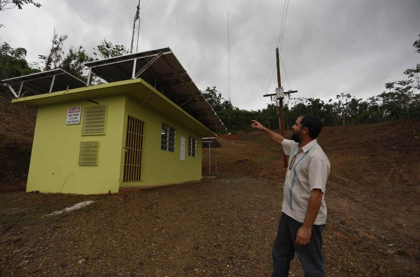 El director de Casa Pueblo, Arturo Massol, señala una antena alimentada por energía solar en el municipio sureño de Adjuntas