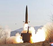 Esta fotografía proporcionada el sábado 15 de enero por el gobierno norcoreano muestra el lanzamiento de un misil desde un ferrocarril en la provincia de Pyongan del Norte, Corea del Norte.