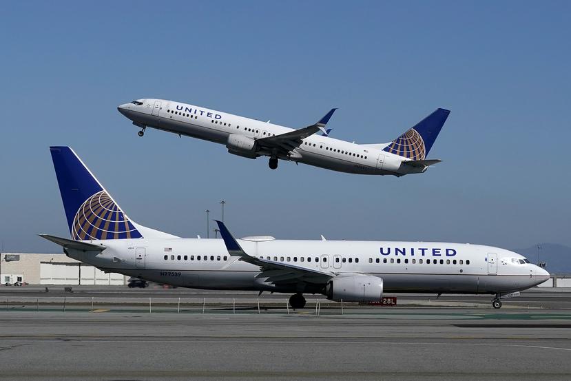 Fotografía de archivo del 15 de octubre de 2020 de un avión de United Airlines despegando mientras otro de la misma aerolínea está en la pista del aeropuerto internacional de San Francisco.