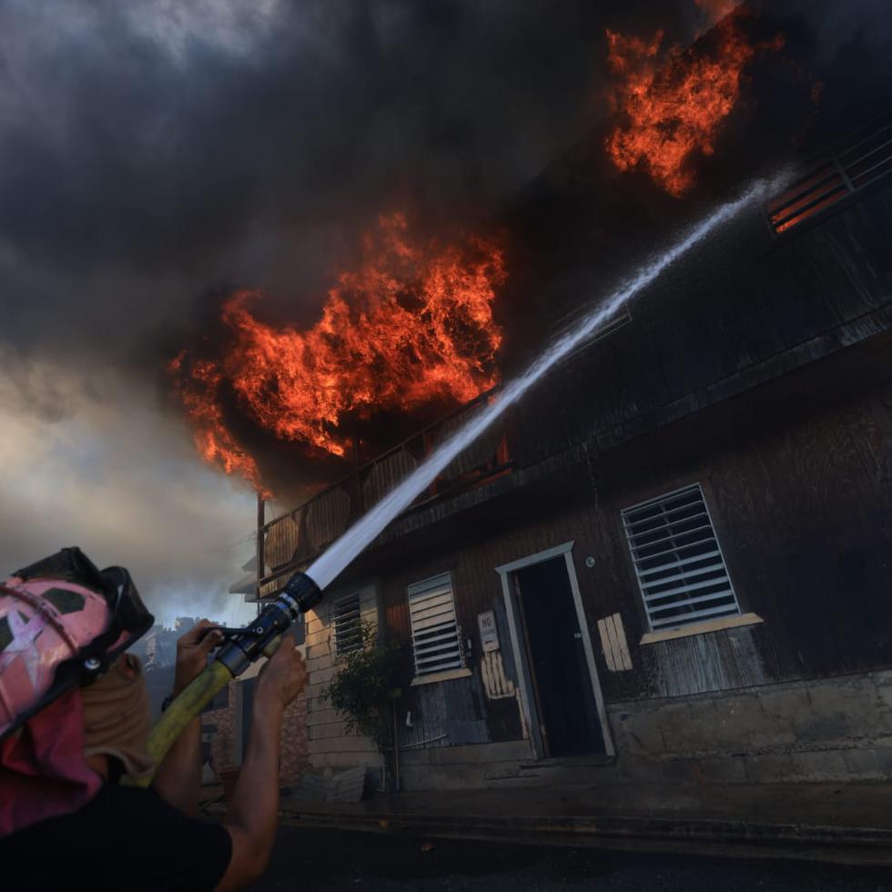 Bomberos atienden fuego que consumió varias casas en Santurce.