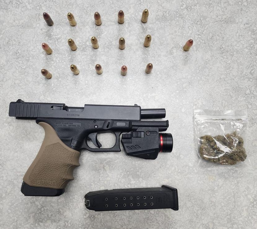 Una de las armas de fuego y droga ocupadas durante las intervenciones en la región policiaca de Arecibo durante la noche del 20 de enero de 2023.