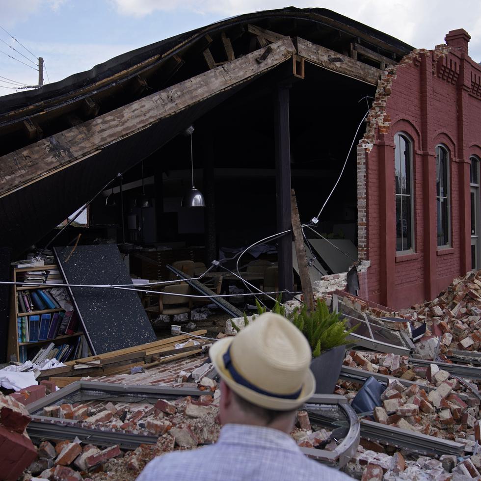 Un hombre observa un edificio colapsado parcialmente tras el paso del huracán Ida, el sábado 4 de septiembre de 2021, en Houma, Luisiana.