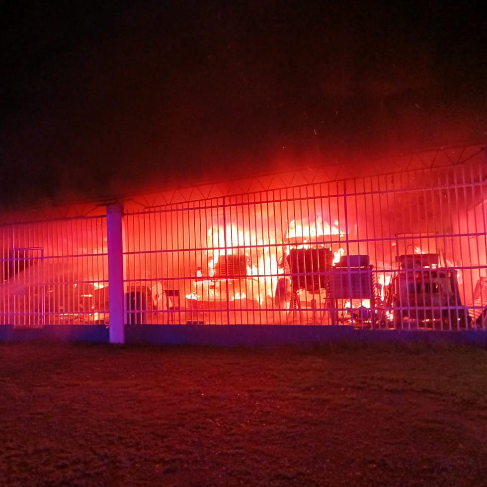 Personal del Negociado de Bomberos estatal, en Lajas, extinguieron el incendio.