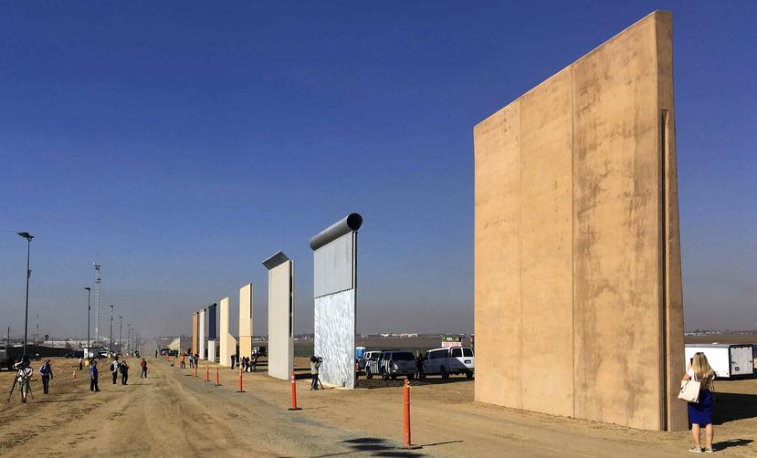 Foto de octubre de 2017 que presenta prototipos para el muro fronterizo. (AP)