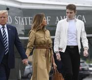 Barron Trump (extrema derecha), junto a Melania y Donald Trump.