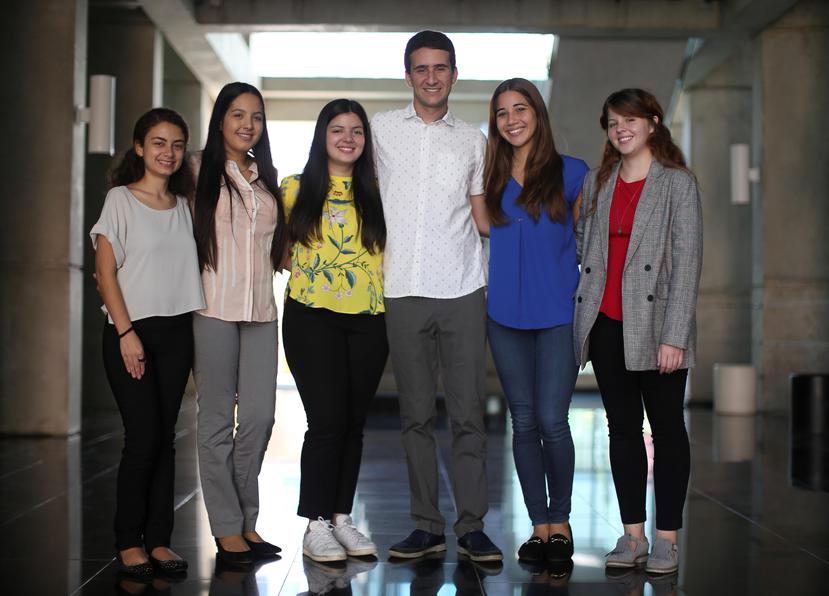 El grupo de estudiantes que trabajó en las investigaciones sobre el  cáncer. De izquierda a derecha, Paula Vigo, Stephanie Torres Montañez, Nicole Cruz Vélez, José Ríos Castillo, Karina Miranda Mundo, y Cristina Pérez Caro.