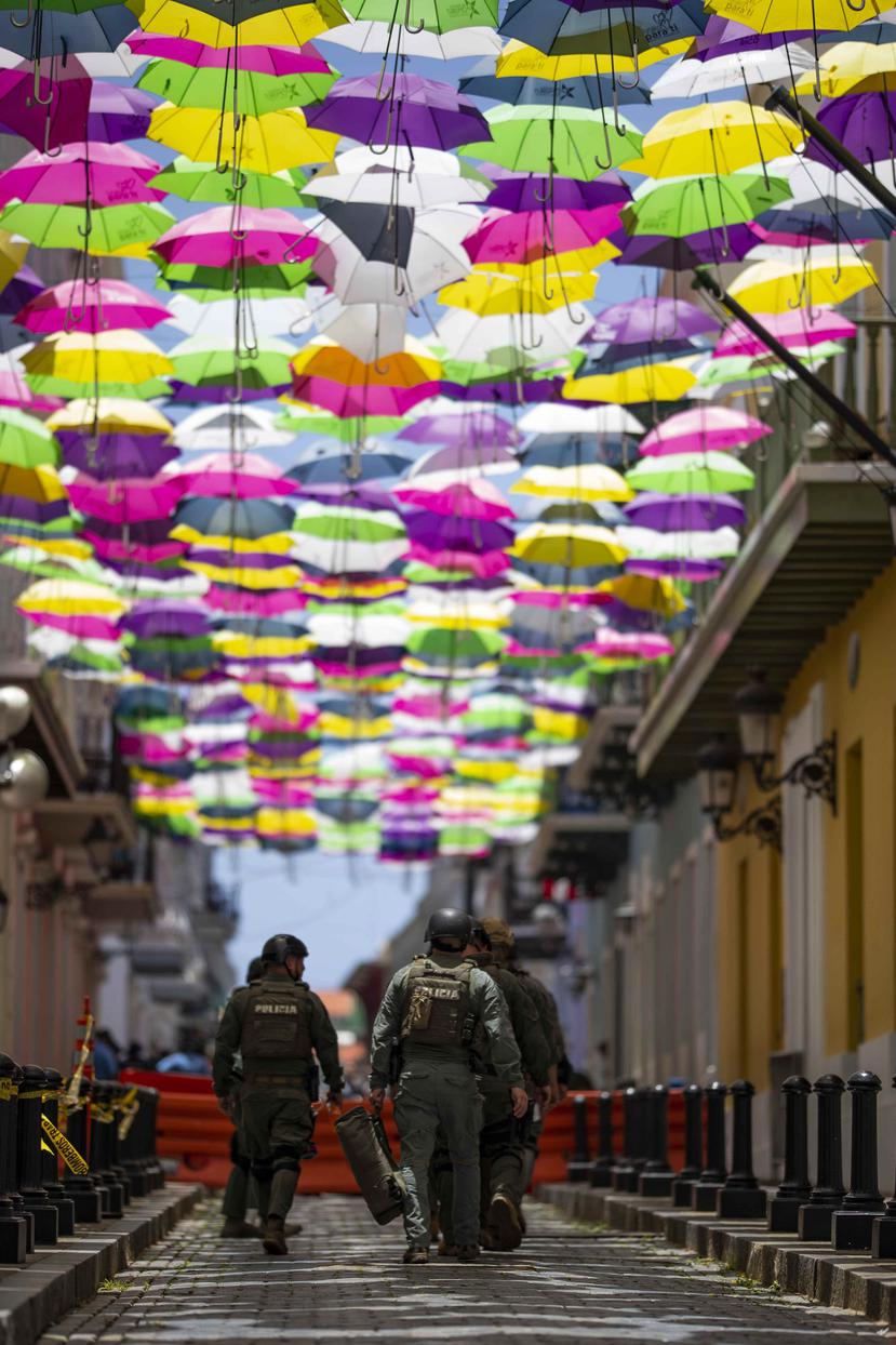 El 14 de julio las sombrillas fueron retiradas de la calle Fortaleza luego de que fueron vandalizadas o quemadas por algunos de los manifestantes que exigían la renuncia de Rosselló Nevares.