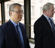 El expolicía de Minneapolis Tou Thao, a la izquierda, y su abogado, Robert Paule, llegan corte el 27 de julio de 2022, en St. Paul, Minnesota.