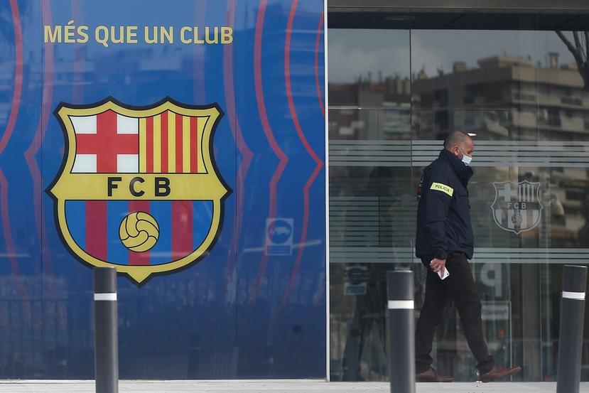 Agentes del Área Central de Delitos Económicos de los Mossos d'Esquadralas realizaron un registro en las oficinas del Fútbol Club Barcelona.