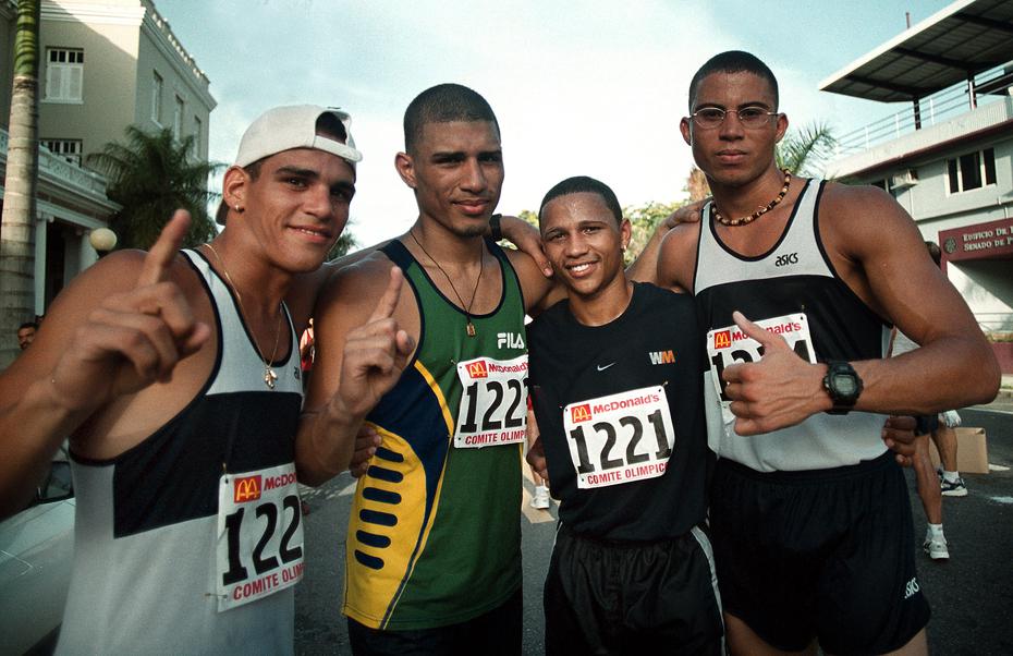Antes de su firma y debut en el boxeo profesional, Cagüeño representó por última vez a la isla como aficionado en los Juegos Olímpicos de Sydney 2000. Aquí junto con los otros atletas olímpicos en ese equipo, Carlos Valcárcel, Iván Calderón (tercero desde la izquierda) y Ruben Fuchu.