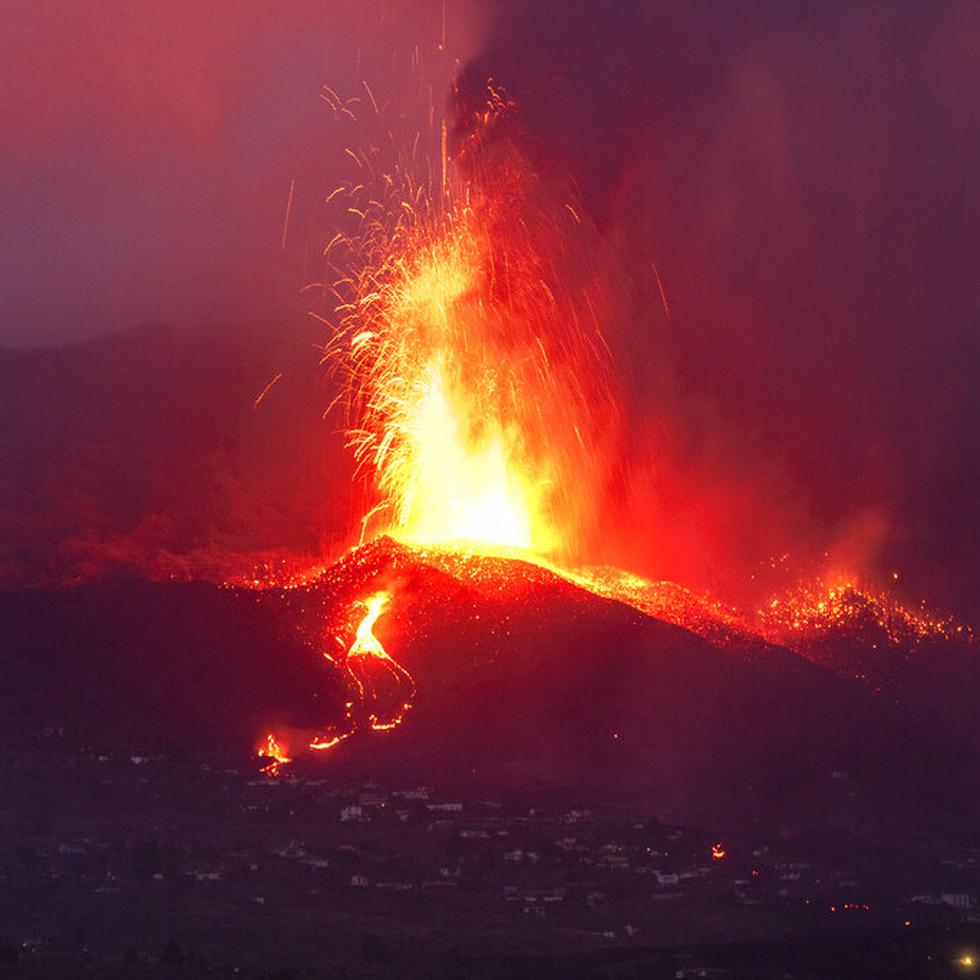 Lava del volcán en erupción fluye en la isla de La Palma, España.