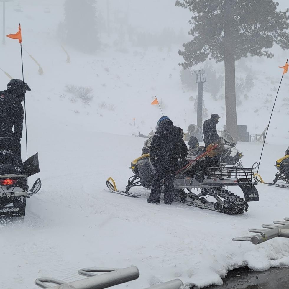 La avalancha se produjo alrededor de las 9:30 de la mañana en las pronunciadas pendientes bajo la telesilla K-22, que funcionan como pistas de “diamante negro” para esquiadores y snowboarders expertos.