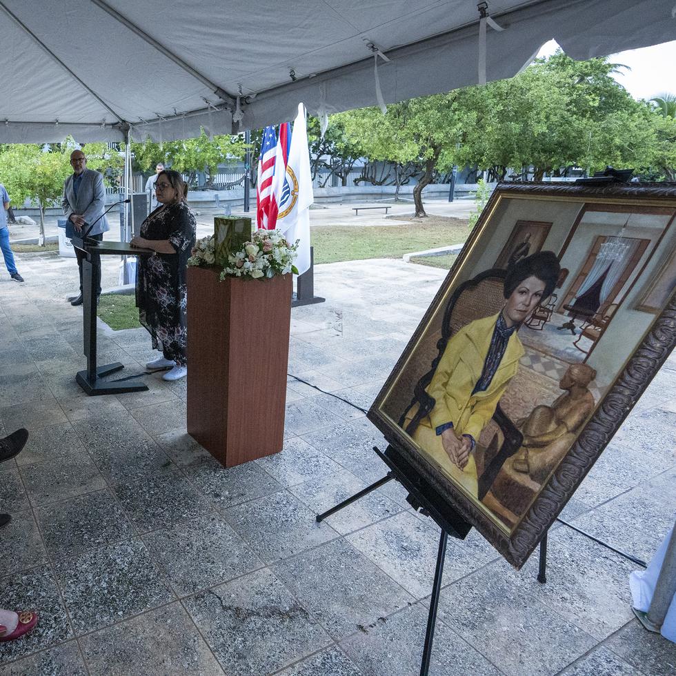 Cerca de las 4:30 p.m., más de 30 personas se reunieron en el Parque del Indio, en Condado, bajo una carpa, donde había un retrato de Kate Donnelly vestida de amarillo.