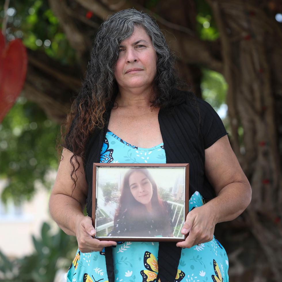 Foto enmarcada que Daisy Hernández lleva siempre en su carro de su hija Leslie Marie Pérez Hernández, víctima del fentanilo. Tenía 29 años.