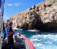 La tripulación del barco Joseph Tezanos de la Guardia Costanera durante el rescate 12 haitianos que fueron abandonados por contrabandistas en un acantilado rocoso del cayo Monito, en Puerto Rico. (Archivo)