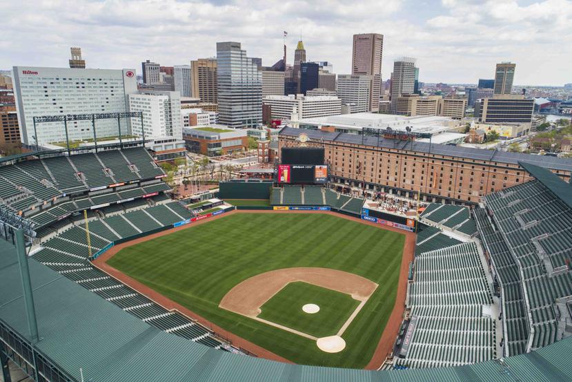 Una imagen hecha con un dron muestra el hogar de los Orioles de Baltimore, el Camden Yards, vacío. (EFE)
