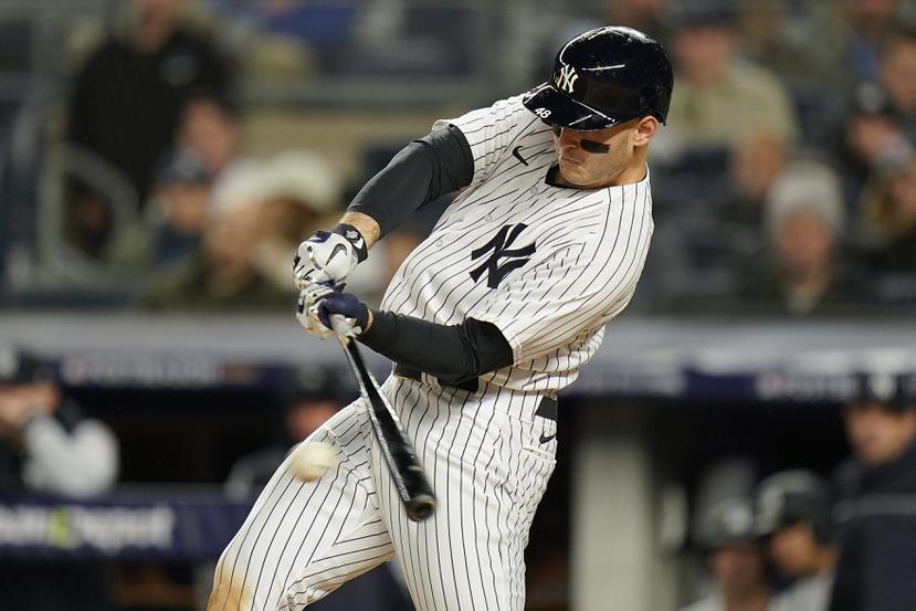 Anthony Rizzo, de los Yankees de Nueva York, conecta un hit ante los Astros de Houston en el cuarto juego de la Serie de Campeonato de la Liga Americana.