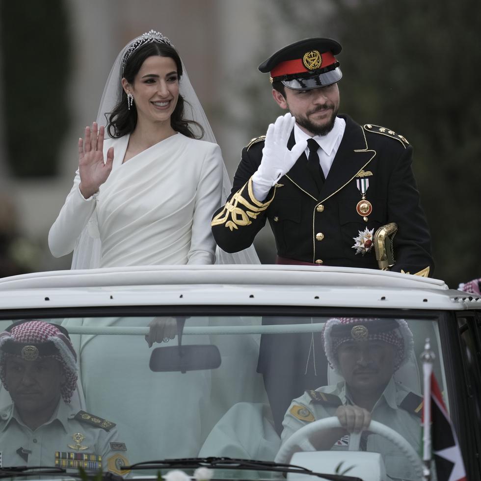 El príncipe heredero, Hussein, junto a su esposa, Saudi Rajwa Alseif.