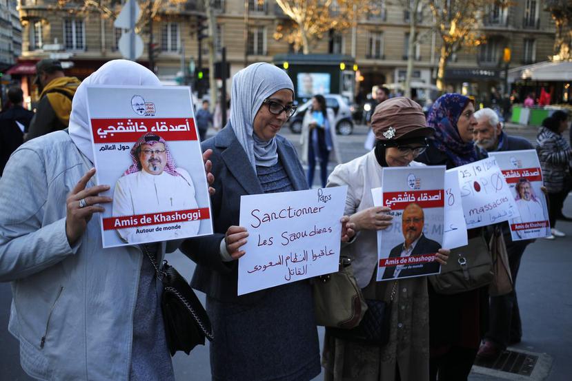 Un grupo de activistas reclama por la aparición del periodista saudí Jamal Khashoggi, en París, Francia. (AP)