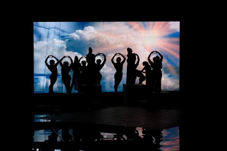 La noche de coronación comenzó con una emotiva presentación en sombras a cargo del grupo de baile Silhouettes.