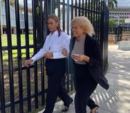 A la derecha, Frances Acevedo, exexpleada de la exlegisladora María Milagros "Tata" Charbonier, a su salida del Tribunal Federal, en Hato Rey, tras declararse culpable por un cargo relacionado con el caso federal por corrupción.