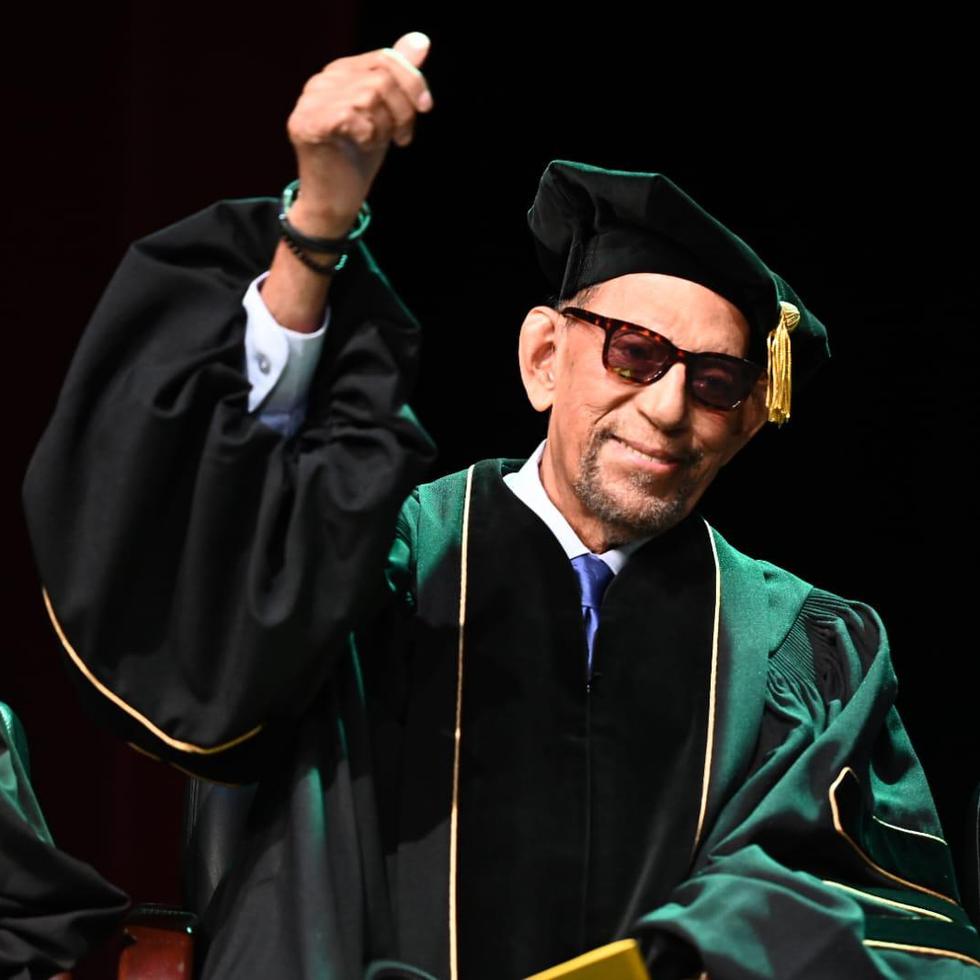 El eterno "Mr. Afinque" se convirtió en "doctor" luego de recibir el grado honorario por parte de la Universidad Interamericana.