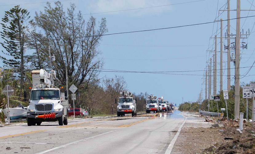 Un convoy de las unidades de restauración de energía se dirige a reparar averías en Florida. (EFE)