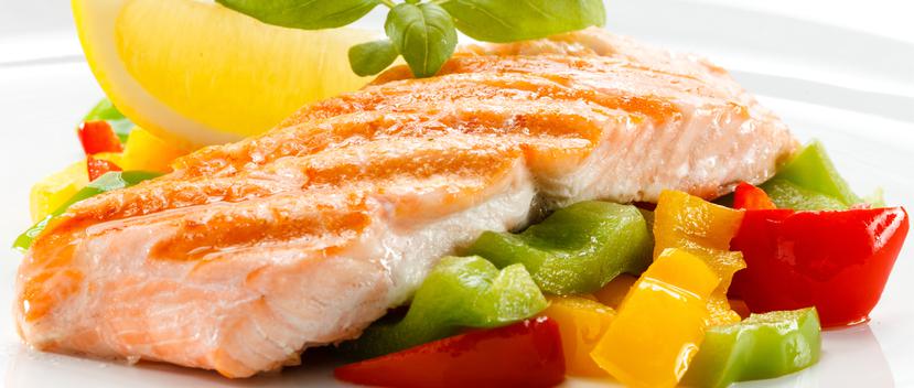 Los pescados y mariscos, en su mayoría, son ricos en ácidos grasos omega-3 que pueden ayudar a tratar el dolor de artritis reumatoide. (Shutterstock)