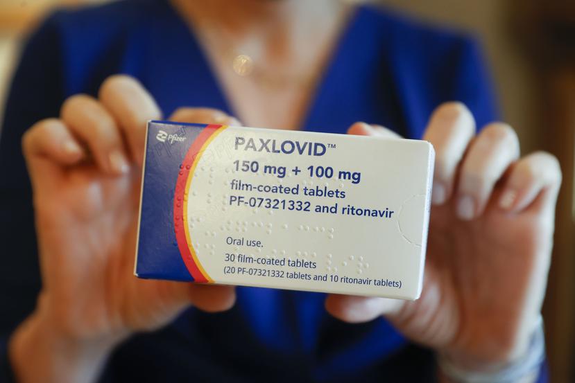 El Paxlovid es uno de los medicamentos orales disponibles para el tratamiento de COVID-19 en ciertos casos.