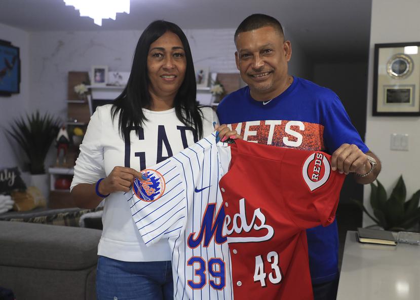 Beatriz Laboy y Edwin Díaz, padre, prepararon una camisa con la que podrán apoyar a sus dos hijos.