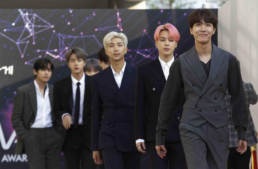 Los integrantes del grupo de K-pop BTS posan en la ceremonia de los premios The Fact Music en Incheon, Corea del Sur. (AP/Ahn Young-joon)
