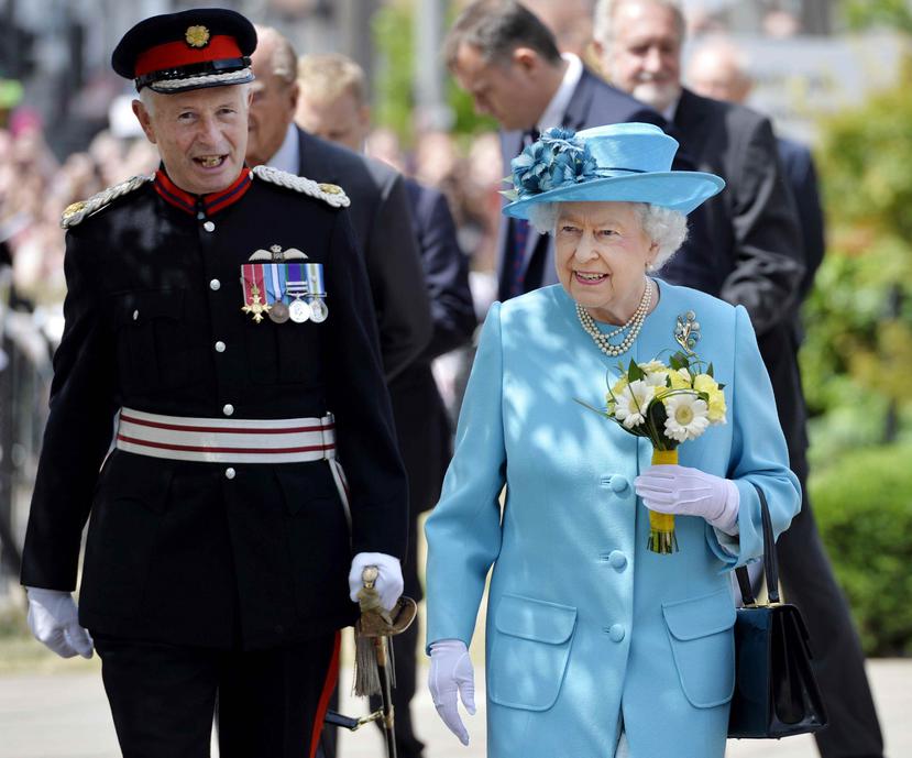 La monarquía británica costó a los contribuyentes 55.28 millones de dólares en el año fiscal 2013-14. En la foto la Reina Isabel II durante una visita distrito de Barking y Dagenham en Londres, el 16 de julio.