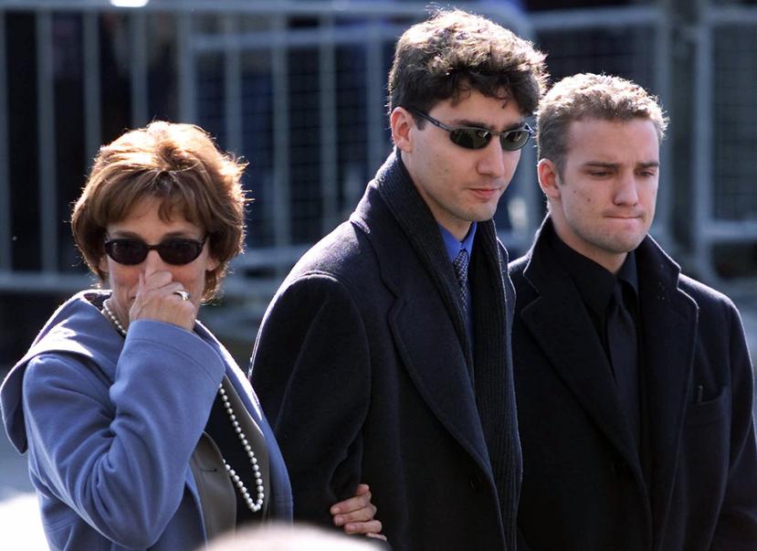 Margaret Trudeau, aquí junto a sus hijos  Justin y Sacha, se ha convertido en una activista en defensa de las personas con enfermedades mentales. (Archivo / AP)