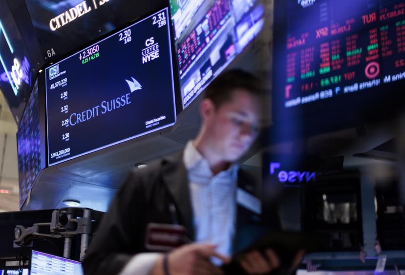 La acción de Credit Suisse se desplomó la semana pasada en la Bolsa de Valores de Nueva York a medida que se confirmaban sus problemas financieros. La institución bancaria fue adquirida el domingo por UBS, en una transacción forzada por los reguladores suizos. EFE/JUSTIN LANE