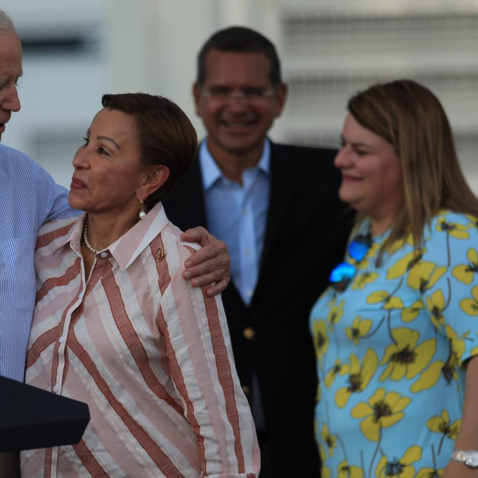 Presidente Biden y la congresista Nydia Velázquez.