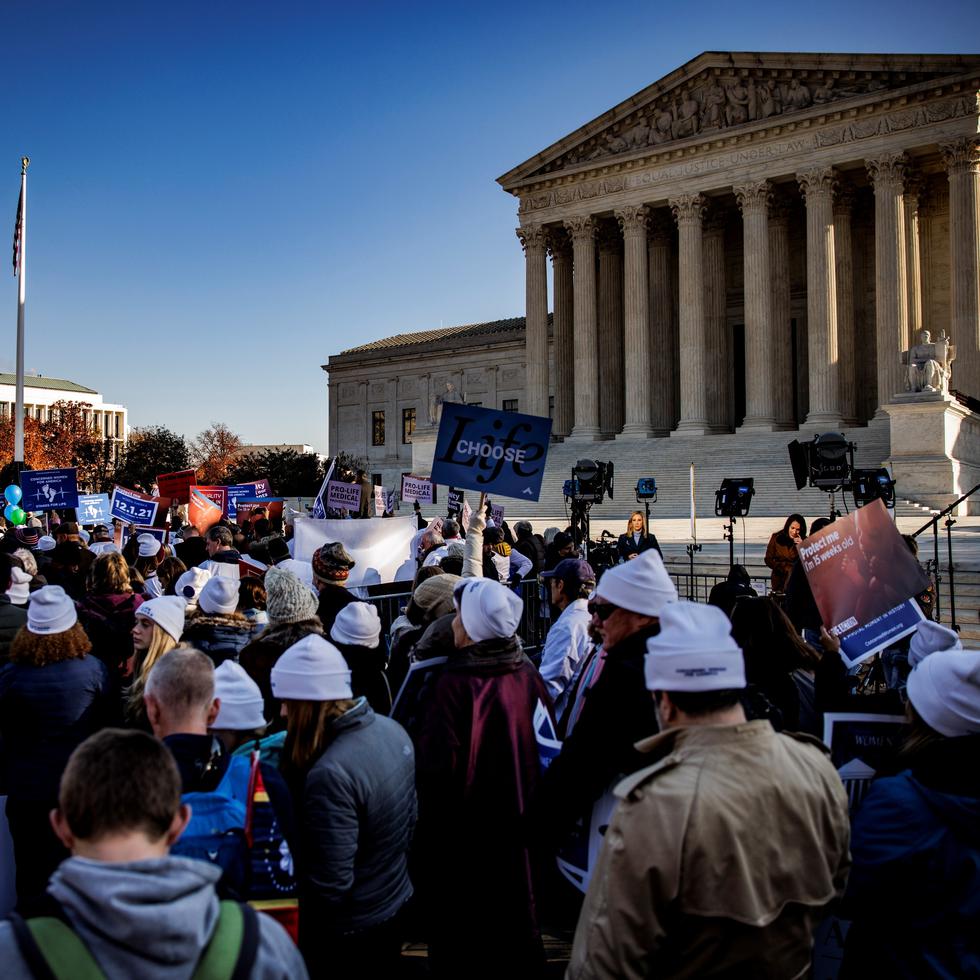 Activistas pro vida y pro elección protestan fuera de la Corte Suprema de los Estados Unidos mientras el tribunal superior se prepara para escuchar argumentos en un desafío a una ley de aborto en Mississippi que es un desafío directo a Roe v. Wade en Washington, DC, EE. UU.. EFE/EPA/SAMUEL CORUM
