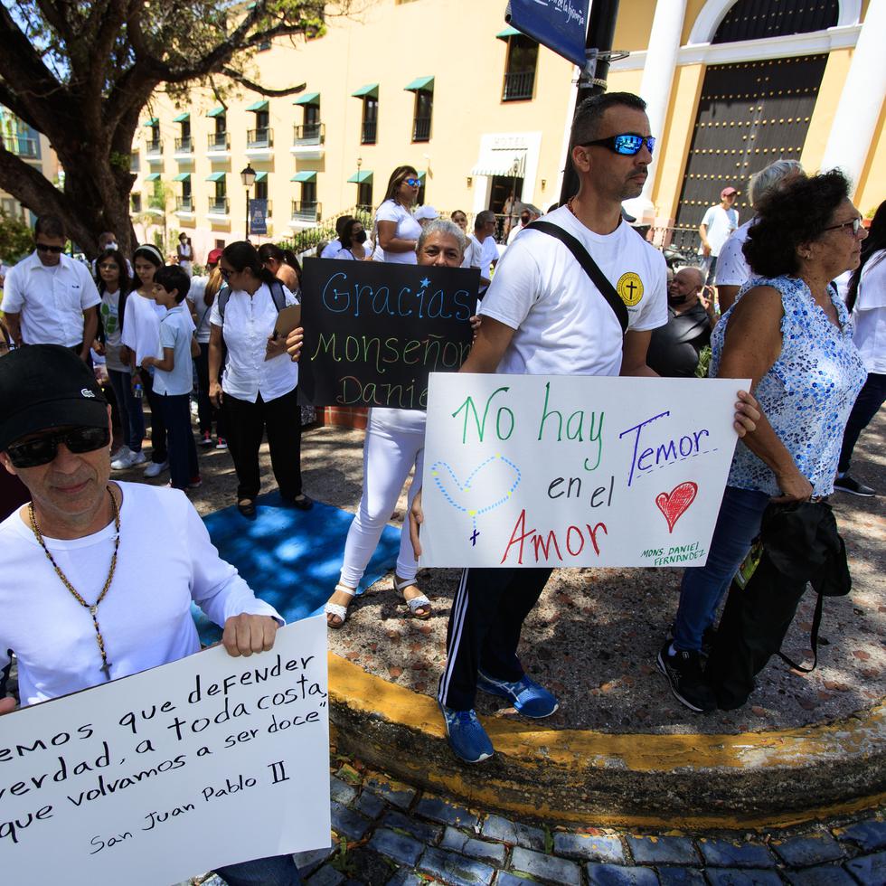 Manifestación en apoyo al destituido obispo de Arecibo, monseñor Daniel Fernández Torres, frente a la Catedral del Viejo San Juan.