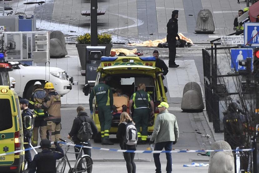 Miembros de los servicios de emergencia llegan al lugar donde un camión ha atropellado a varias personas y se ha estrellado contra una tienda de la calle comercial de Drottninggatan en el centro de Estocolmo. (Archivo/EFE)