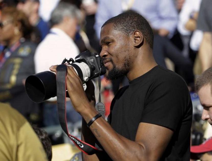 Kevin Durant casi pasó por desapercibido durante su tarea como fotógrafo en el Super Bowl.