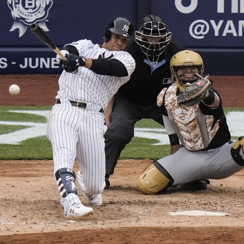 El dominicano de los Yankees de Nueva York Juan Soto batea un sencillo en la octava entrada del juego ante los White Sox de Chicago el sábado, 18 de mayo del 2024.