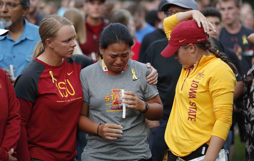 Integrantes del equipo de golf de la Universidad Estatal de Iowa lloran durante una vigilia en memoria de su compañera, la española Celia Barquín Arozamena. (AP)