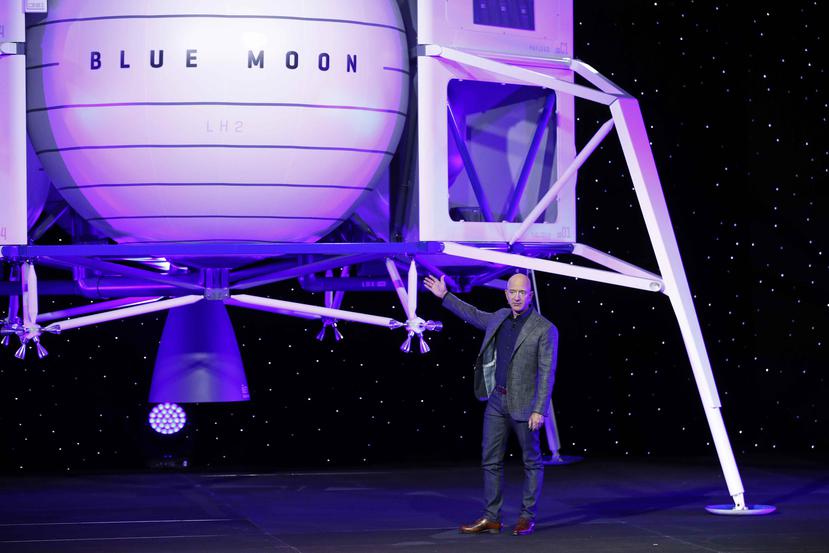 Jeff Bezos habla frente a un modelo a escala del módulo de aterrizaje lunar Blue Origin el jueves 9 de mayo de 2019 en Washington. (AP / Patrick Semansky)