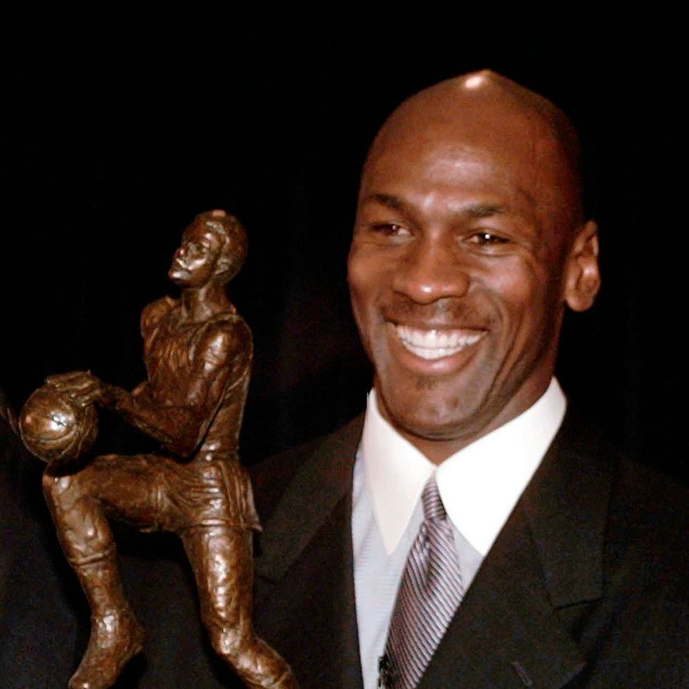 Michael Jordan sostiene el trofeo de MVP de la temporada 1995-96 que llevaba el nombre de Maurice Podoloff, el primer comisionado de la NBA.