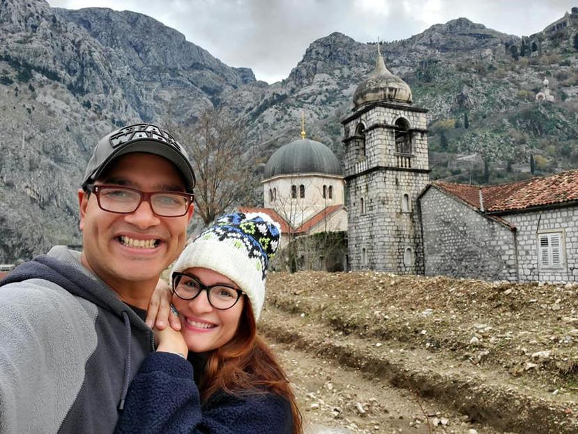 Los esposos Freddie Méndez y Rosamil Molina han visitado un sinnúmero de países, como Kotor en Montenegro, mientras trabajan con la línea de cruceros Norwegian. (Foto capturada de Facebook)