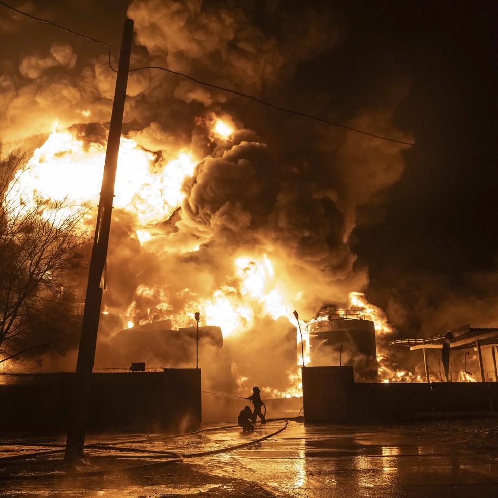 Bomberos extinguen un incendio tras un ataque ruso en un vecindario residencial en Járkiv, Ucrania, el sábado 10 de febrero de 2024.  (AP Foto/Yevhen Titov)
