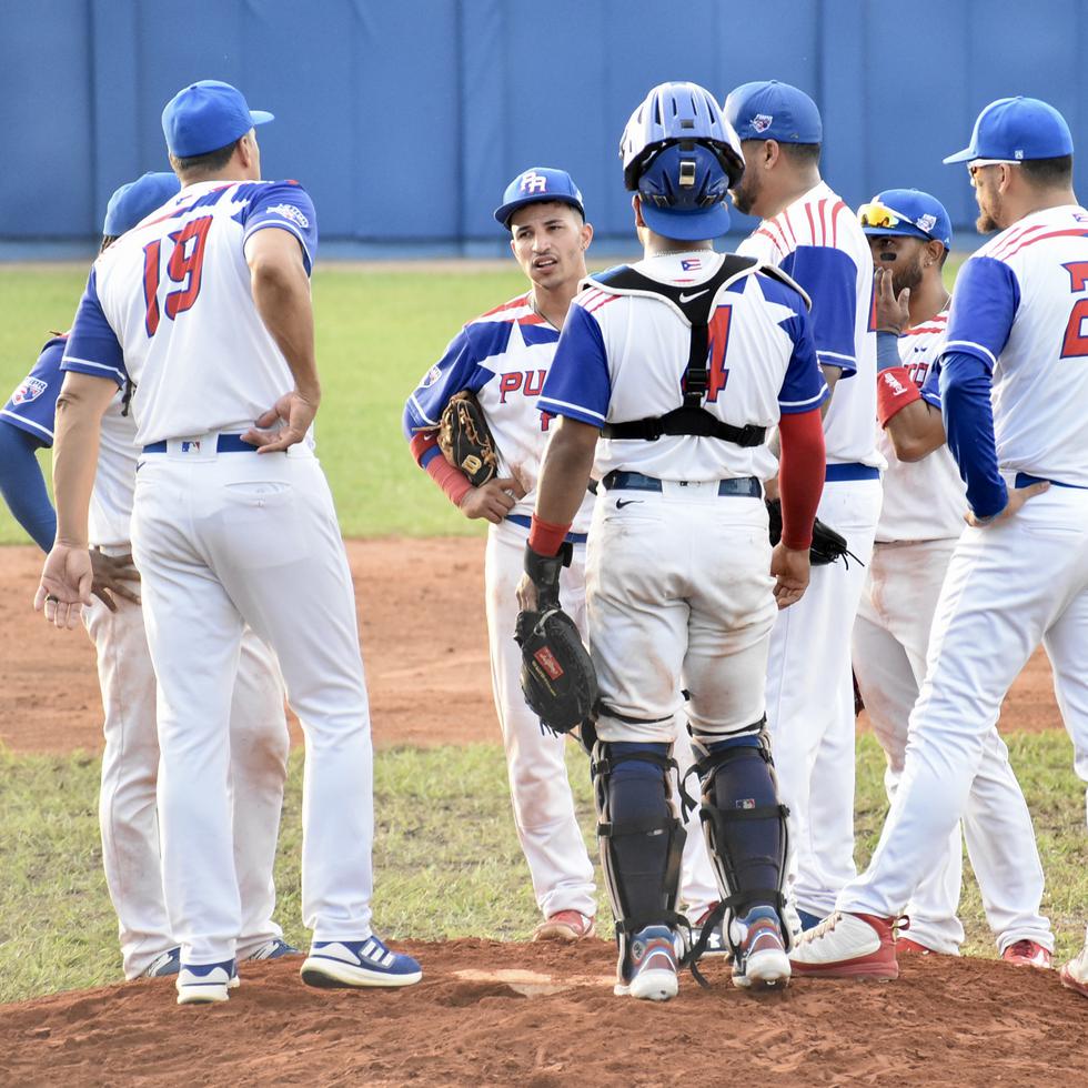 Los jugadores de Puerto Rico se reúnen en el montículo durante el revés ante Nicaragua.