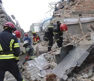 En esta imagen, proporcionada por el Servicio de Emergencias de Ucrania, operarios trabajan entre los escombros luego de un ataque con un dron en la localidad de Rzhyshchiv, en la región ucraniana de Kiev, el 22 de marzo de 2023. (Servicio de Emergencias de Ucrania vía AP)